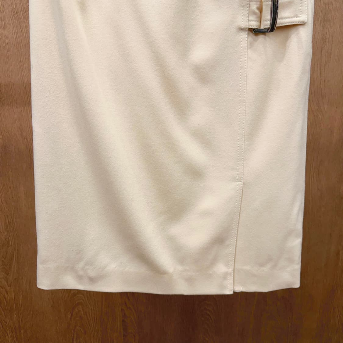 꾸레쥬 미디 스커트 더블 스트랩 사이드 슬릿 라인 디테일 아이보리 상품이미지5