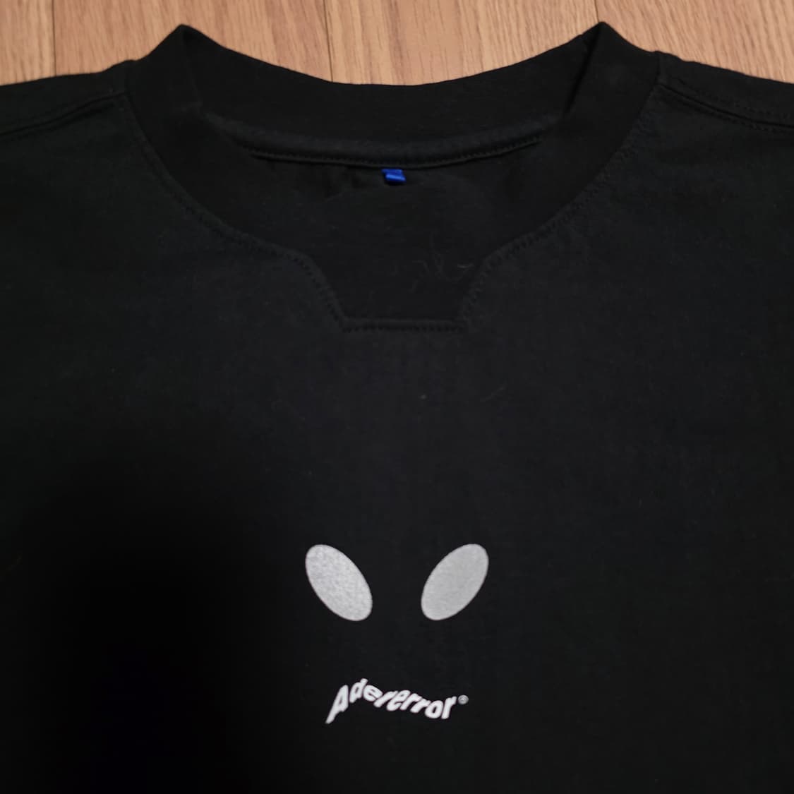 2 ) 아더에러 언발 블랙 반팔티 상품이미지3