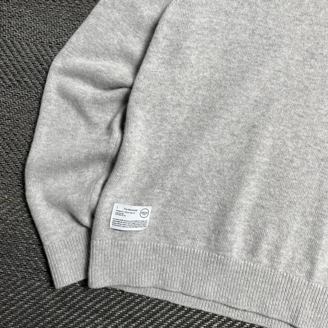 AECA 미니멀 스몰로고 크루넥 니트 스웨터o 5377 상품이미지3