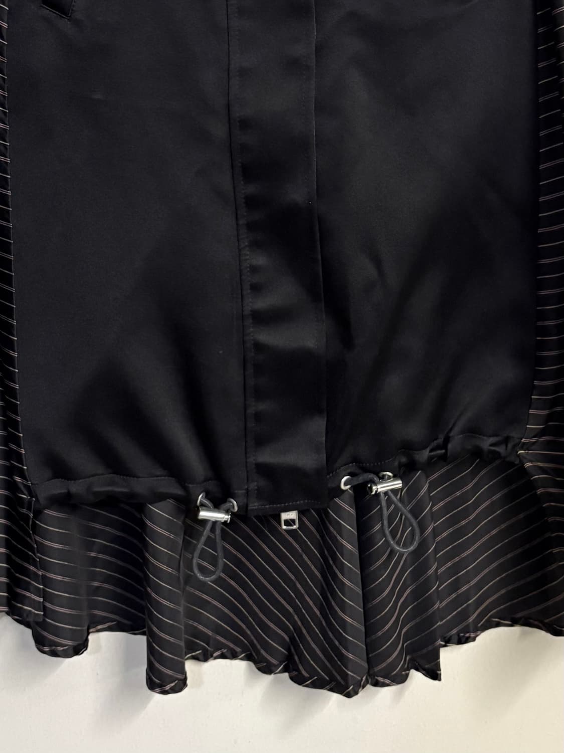 SACAI silk stripe skirt black  상품이미지4