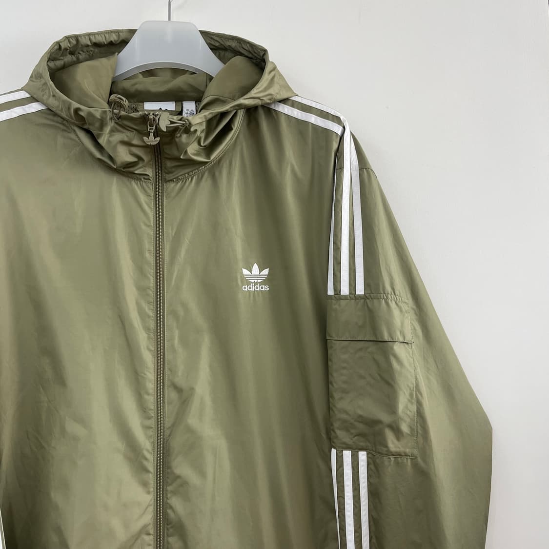 아디다스 신형 올리브 카키 윈드브레이커 자켓 상품이미지4
