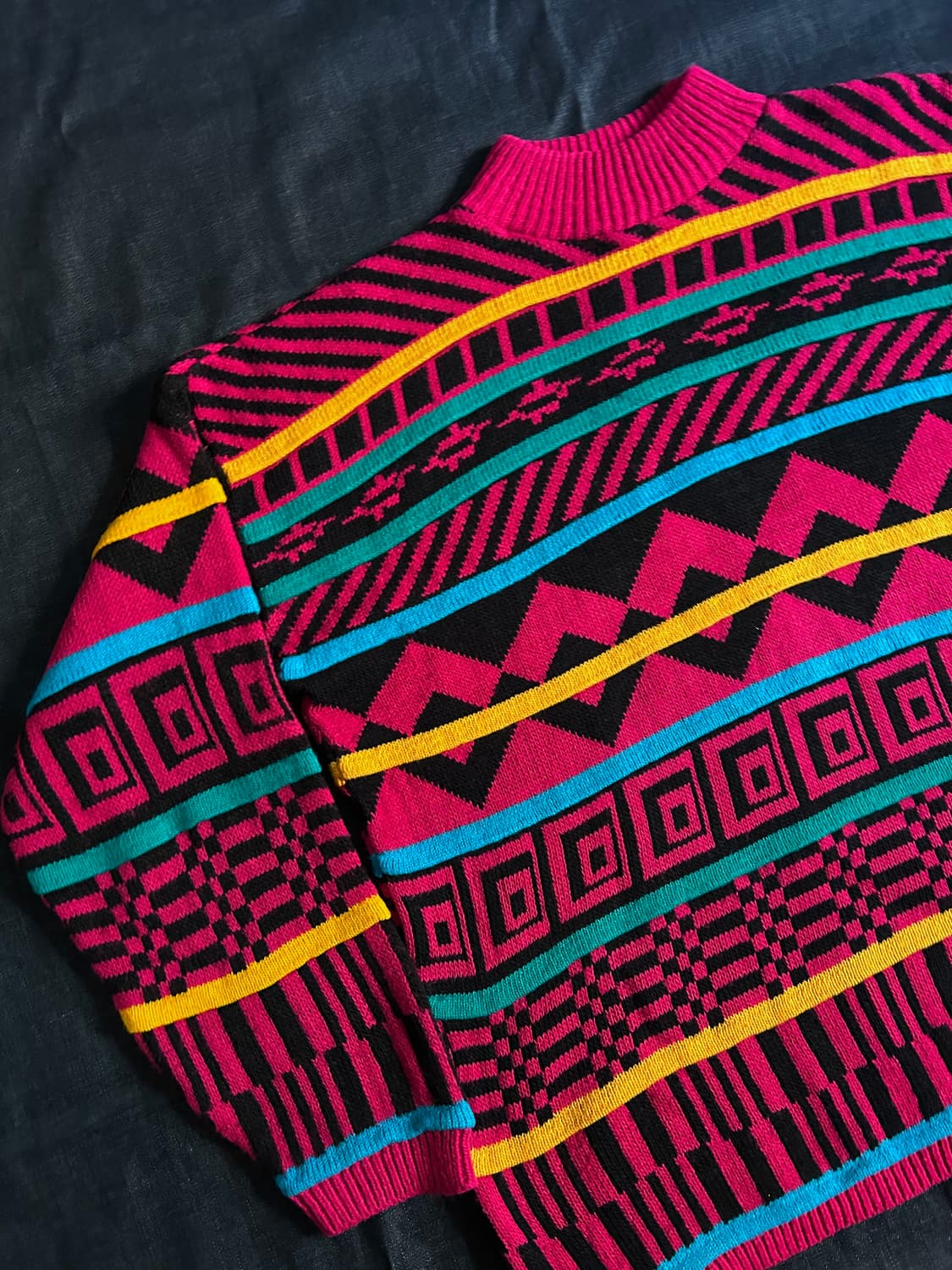 빈티지 패턴 터틀넥 니트 상품이미지2