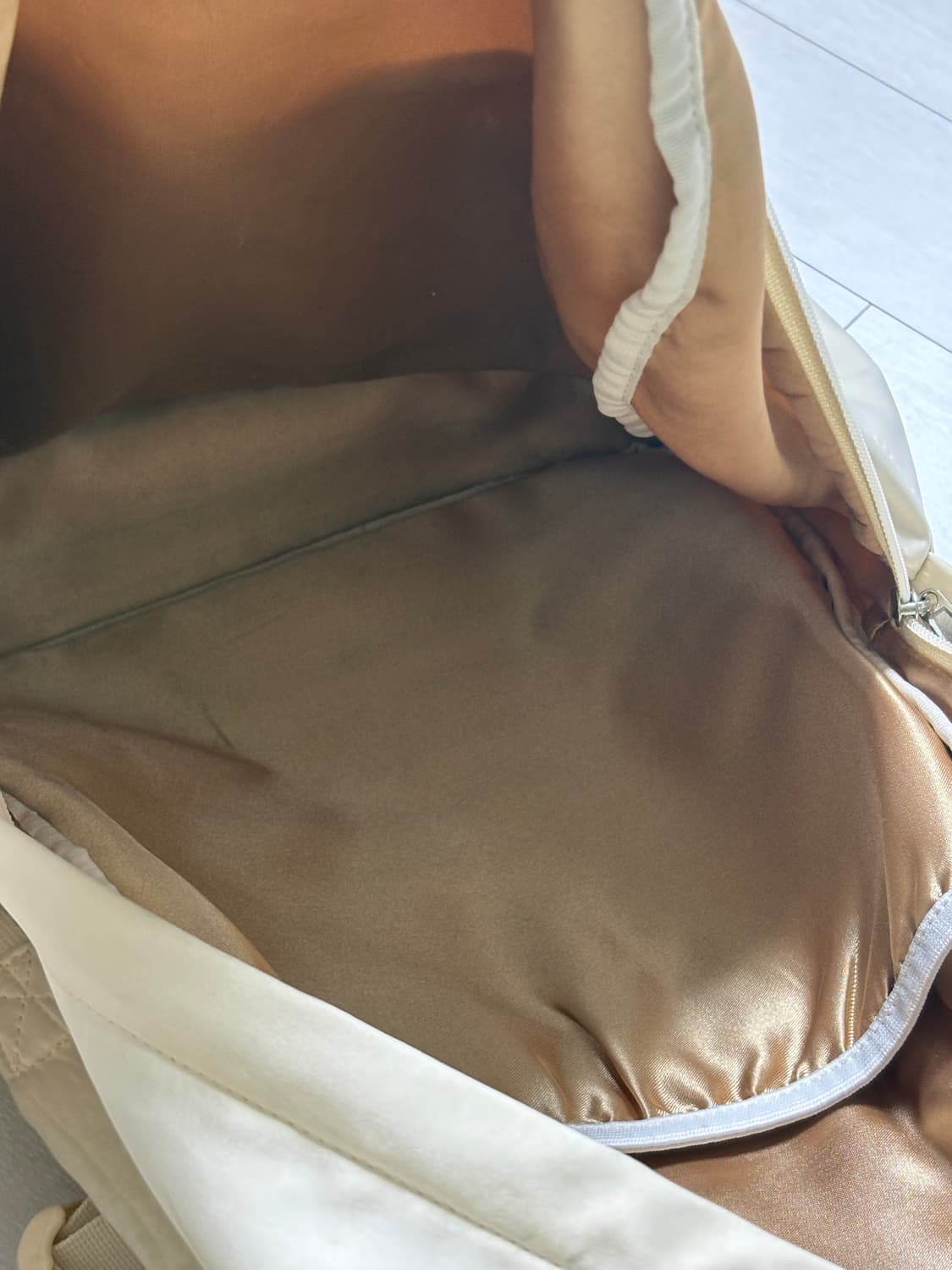 Ovuni 아이보리 새틴 백팩 🤍 빈티지 플라워 포인트 상품이미지4