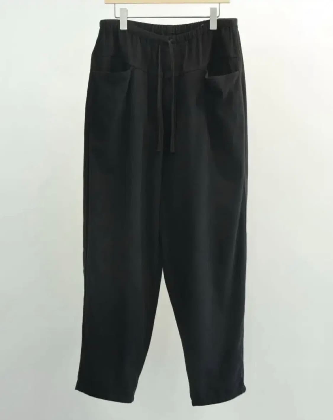 [1] 코모리 26ss 블랙드릴 테이퍼드 팬츠 상품이미지1