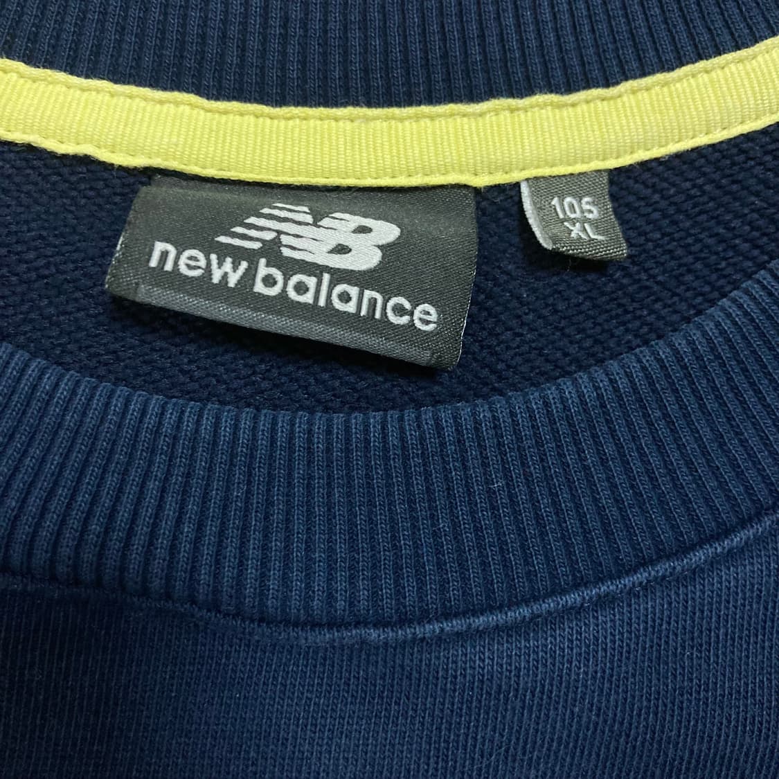 뉴발란스 빅로고 네이비 맨투맨 상품이미지3