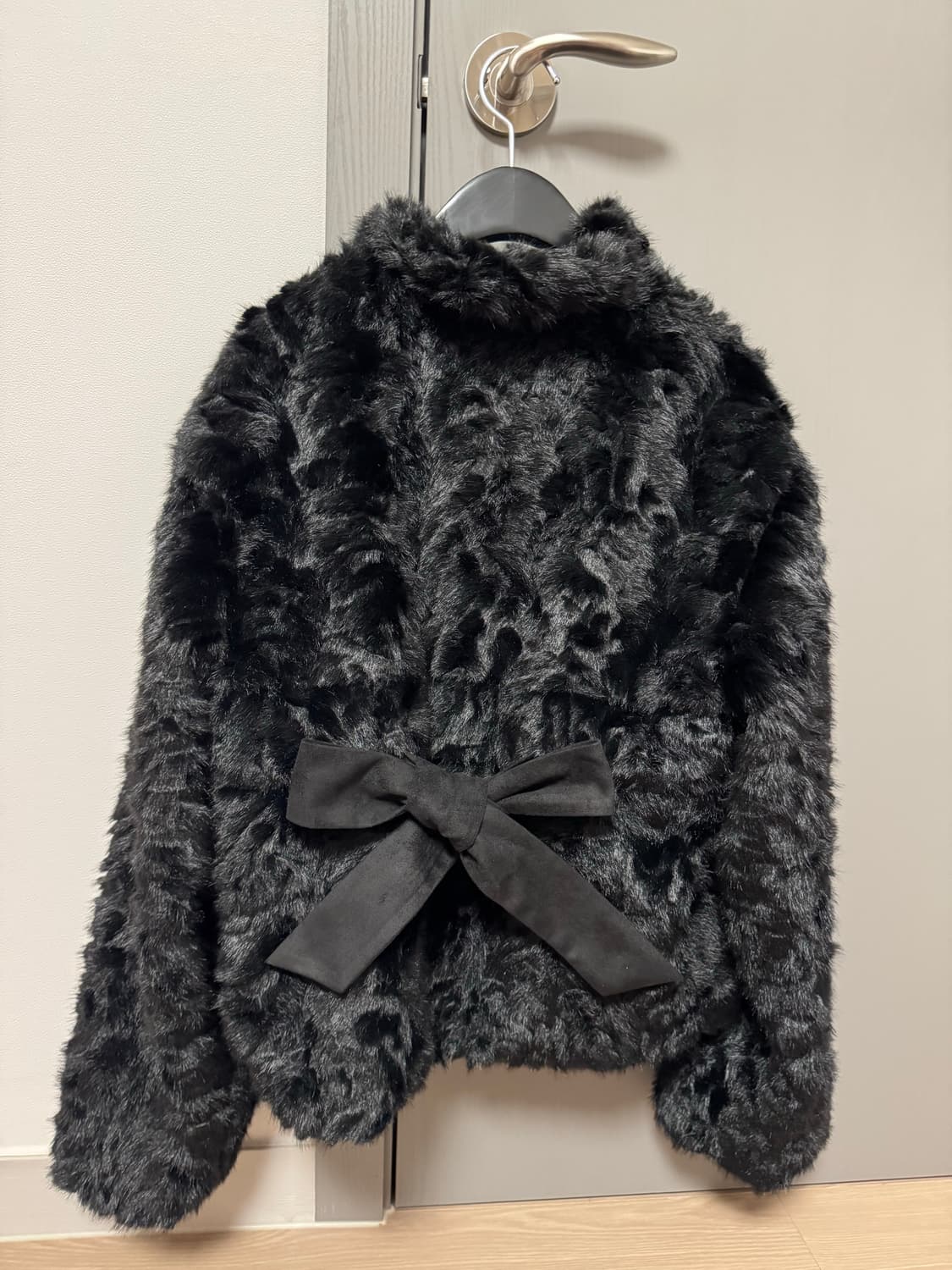 쓰리타임즈 리본 타이 퍼 자켓 - 블랙 상품이미지4