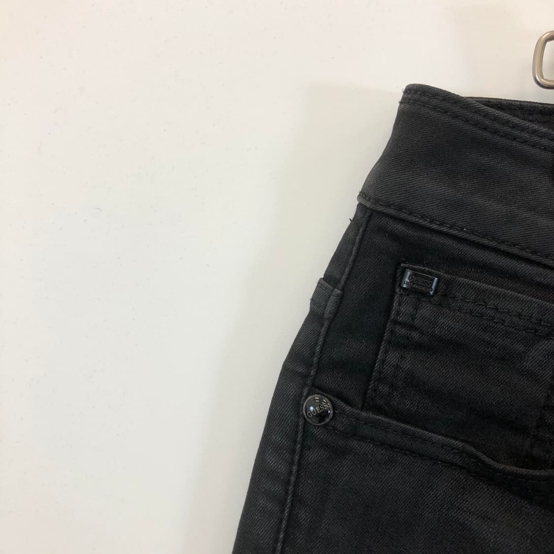 게스 코팅 프리미엄 블랙 스틸로고 데님진 31 인치 상품이미지2