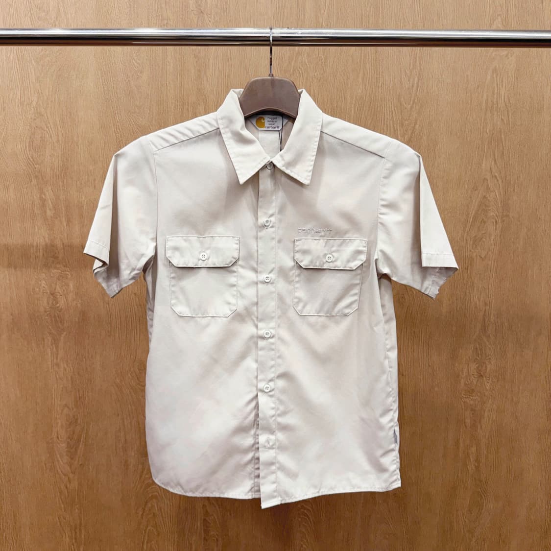 칼하트 반팔 워크셔츠 앞면 투포켓 자수 로고 디테일 베이지 상품이미지2