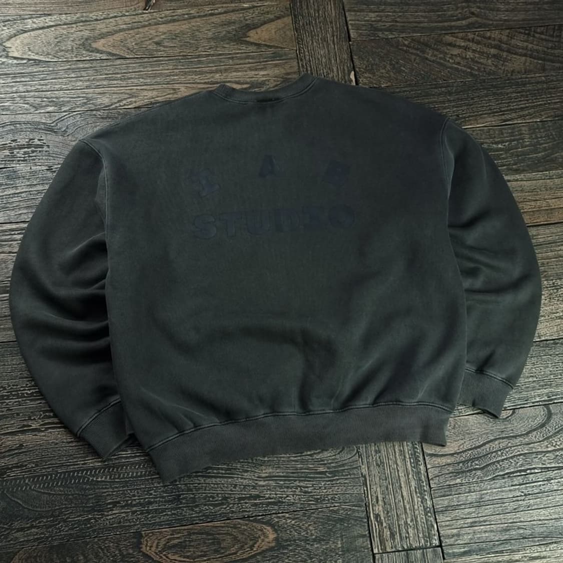 [아이앱 스튜디오] 피그먼트 워시드 오버사이즈 맨투맨 챠콜 P01347 상품이미지1