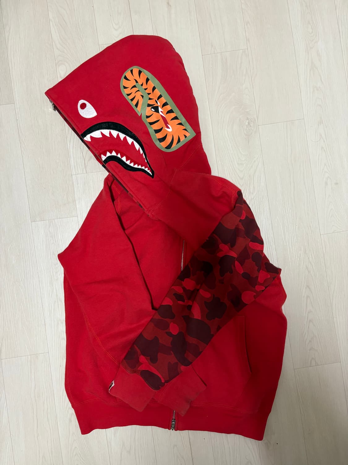 베이프 레드카모 샤크후드집업 L 판매합니다 상품이미지2