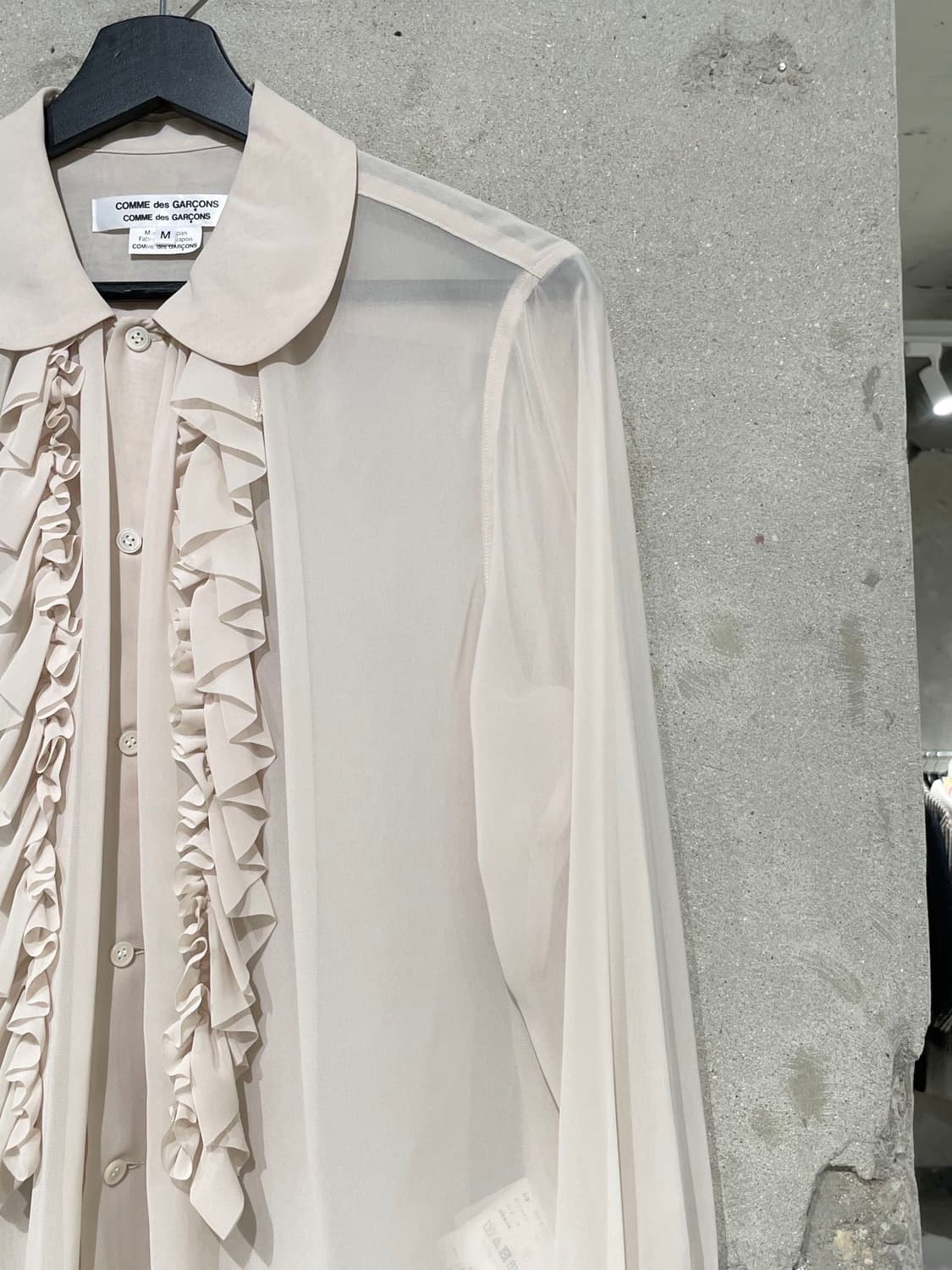 꼼데가르송 ad2024 라이트 베이지 러플 폴리에스터 셔츠 상품이미지3