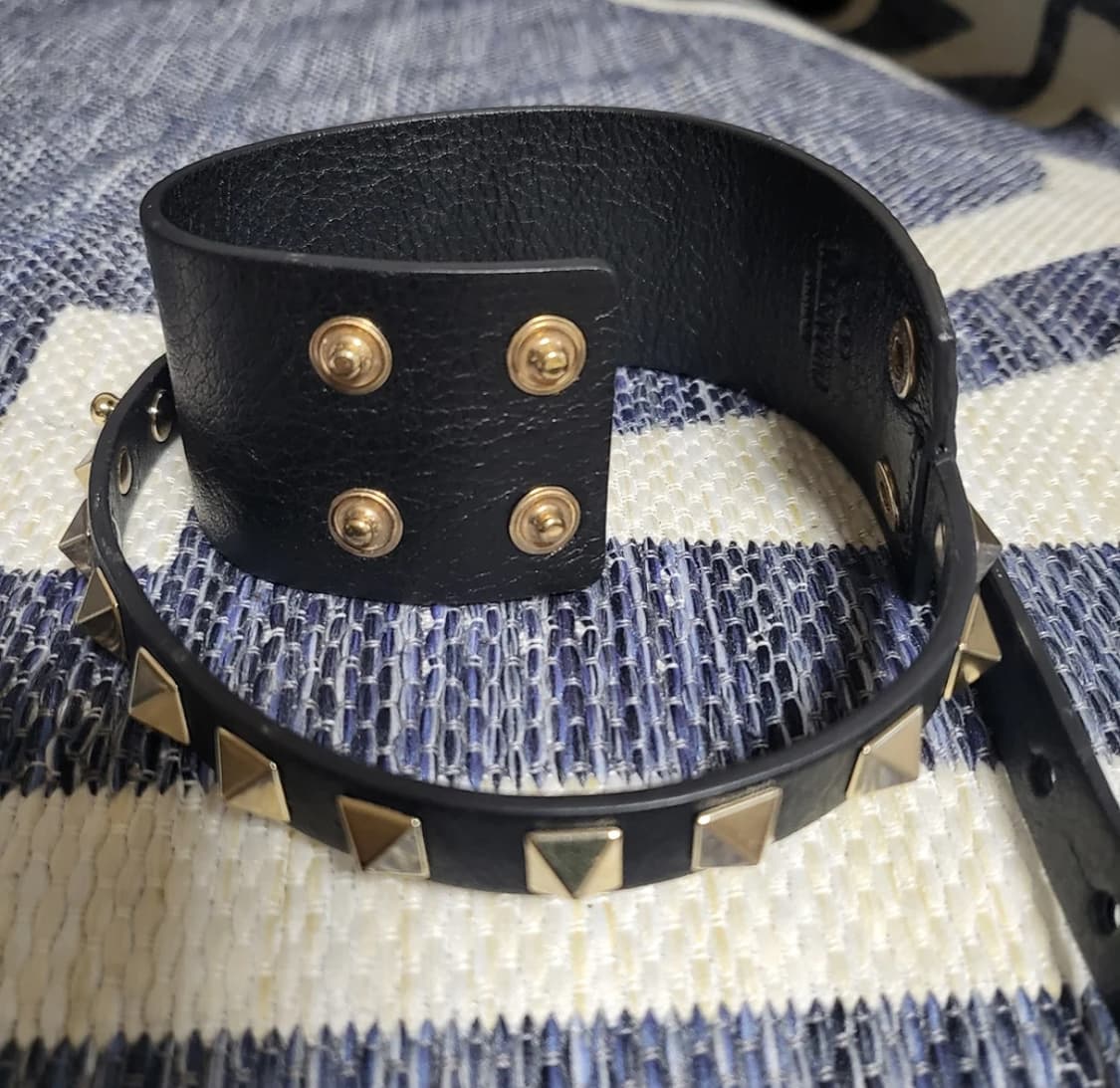 Valentino 발렌티노 락스터드 레더 팔찌  블랙 브레이슬렛 상품이미지4