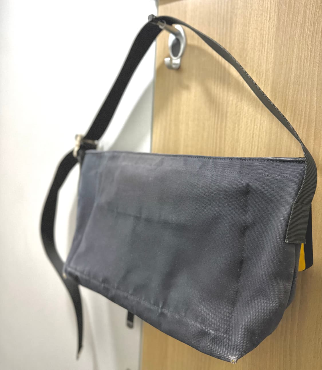 슈프림 x 드마티니 [정품] (시세 70만) 메신저백 자수 로고 상품이미지9