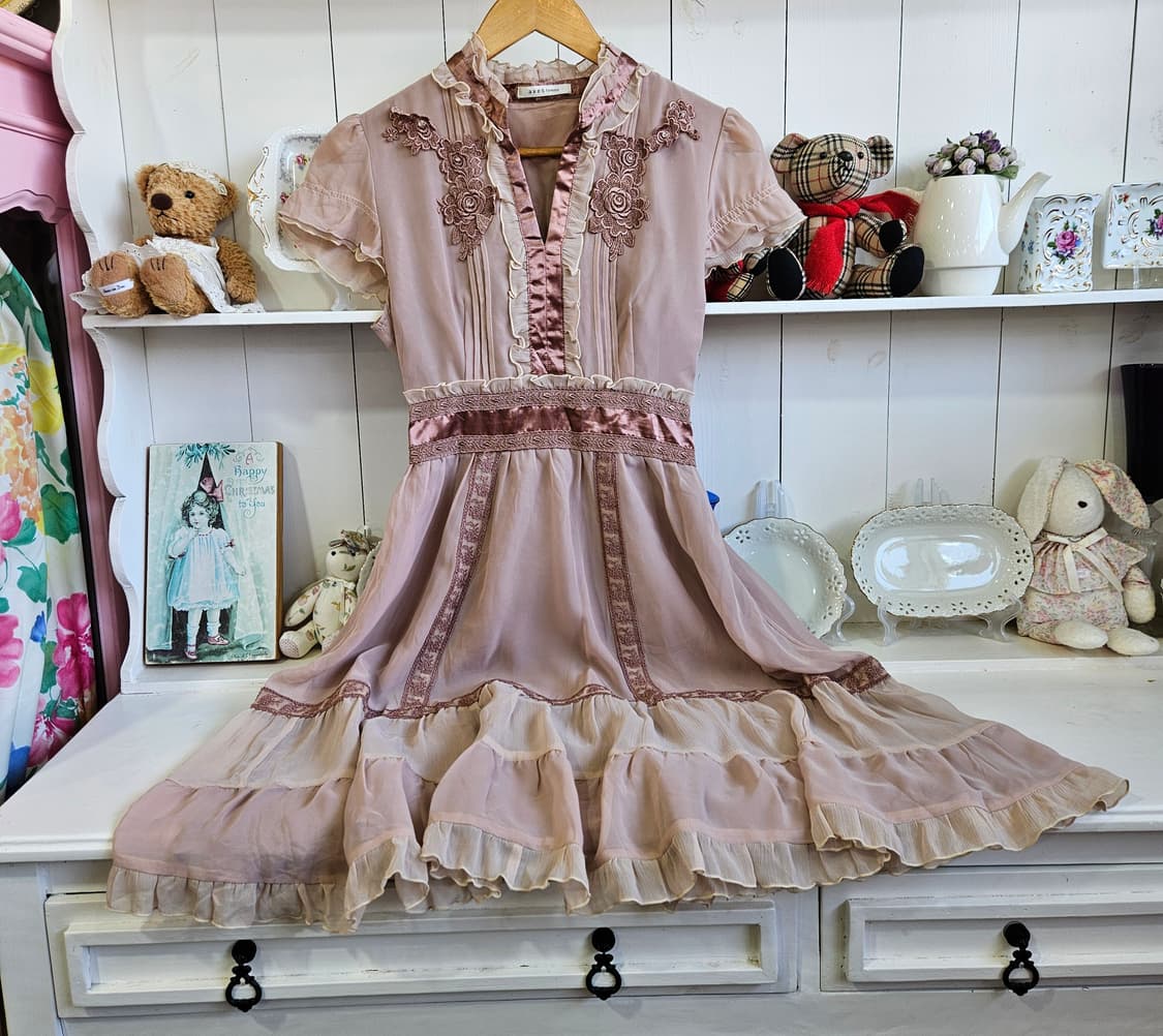 엑시즈팜(Axes Femme) 로즈 밀크티 레이스 리본 원피스 상품이미지2