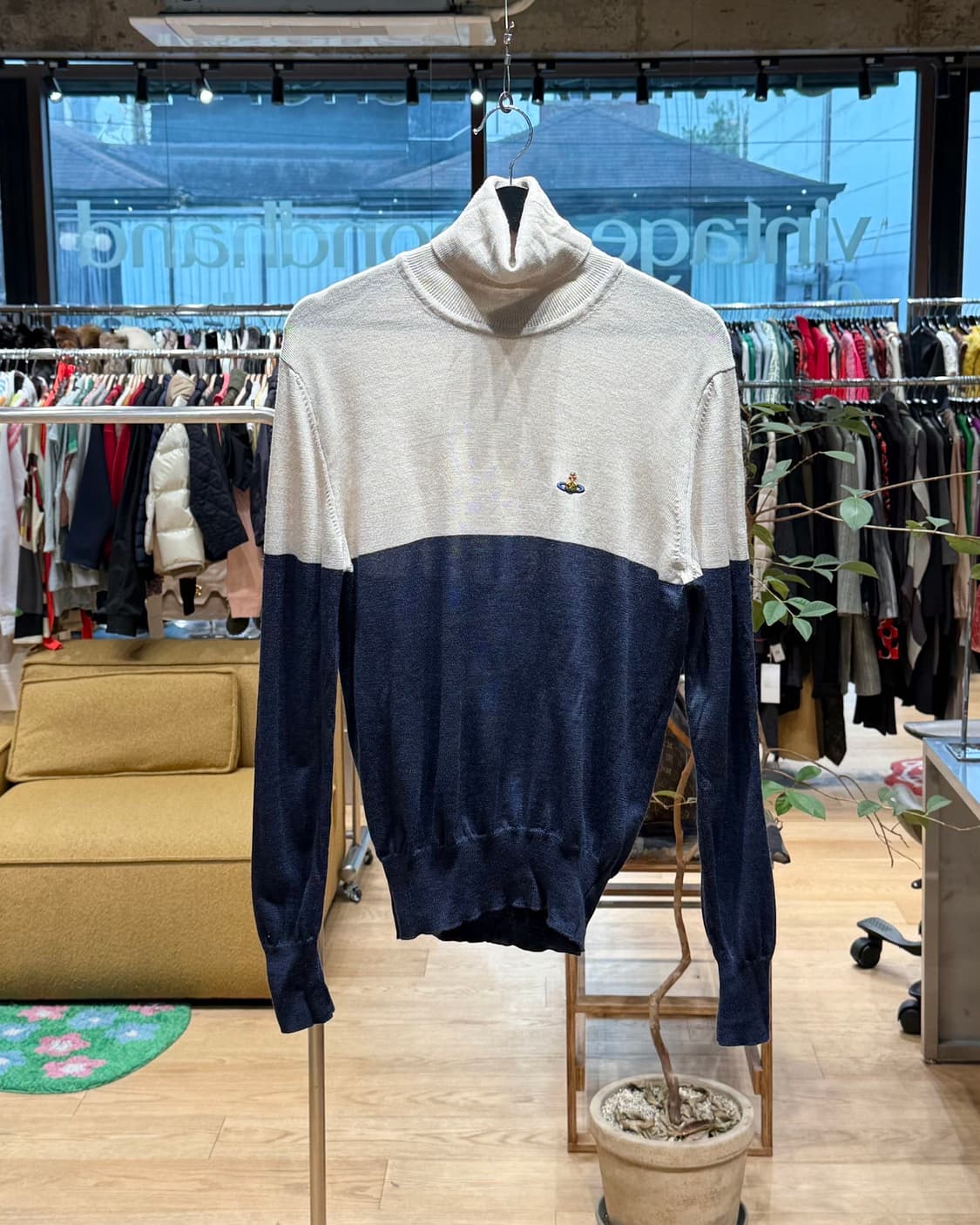 비비안웨스트우드 네이비 베이지 orb자수 터틀넥 니트  상품이미지1