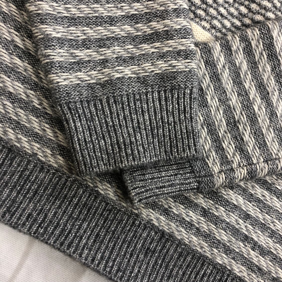 우영미 솔리드옴므 화이트 그레이 니트 상품이미지7