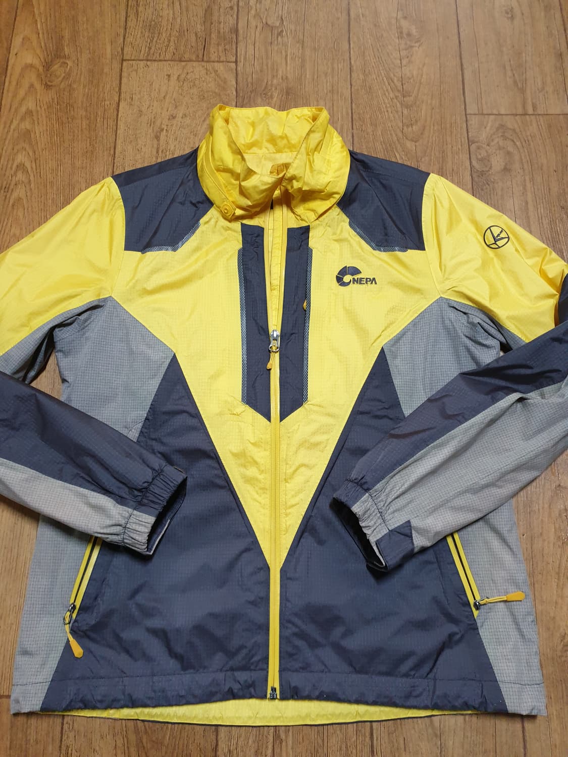 1126 네파 아웃도어 바람막이 95 사이즈입니다 상품이미지2