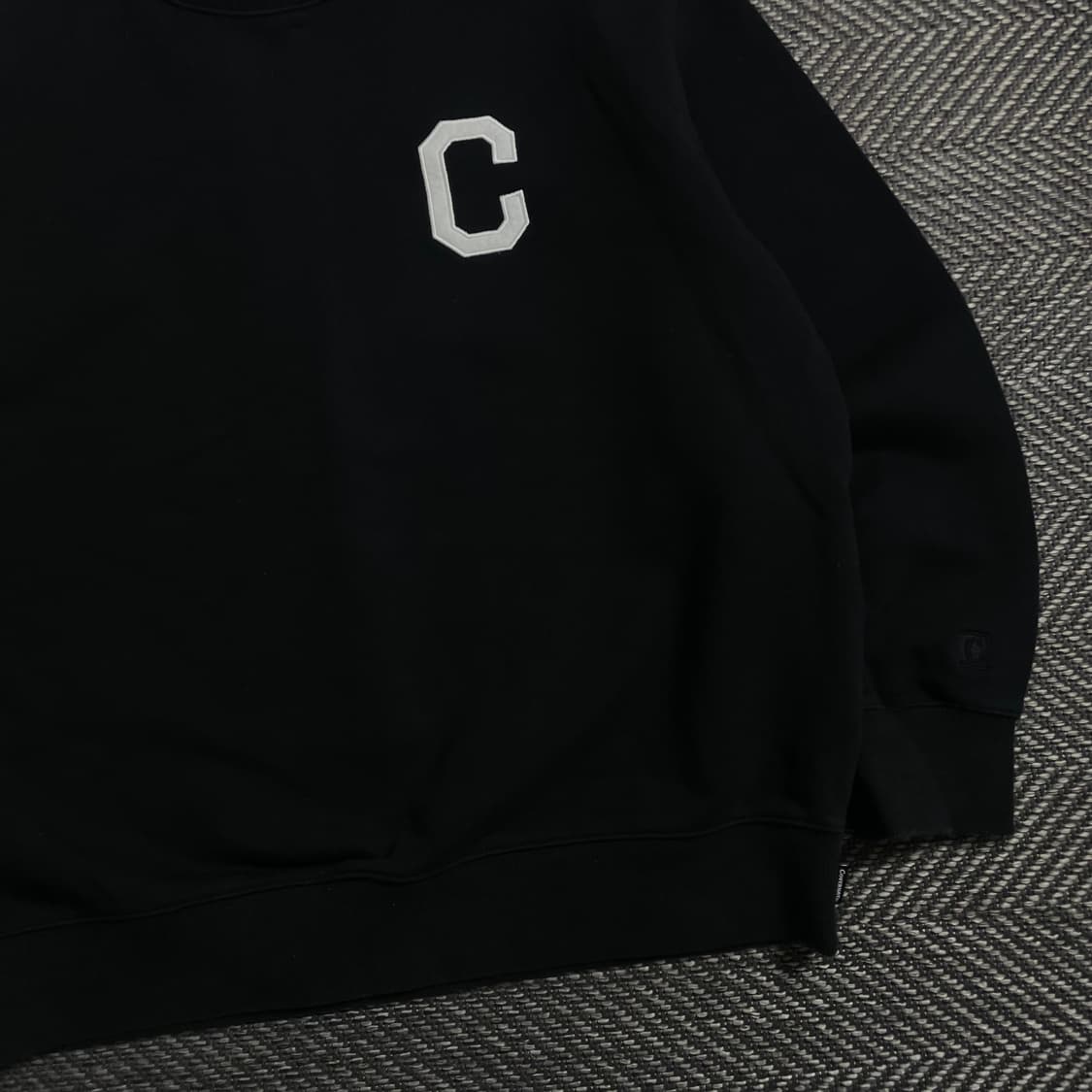 커버낫 C로고 패치 박시핏 맨투맨 블랙 y 4153 상품이미지3