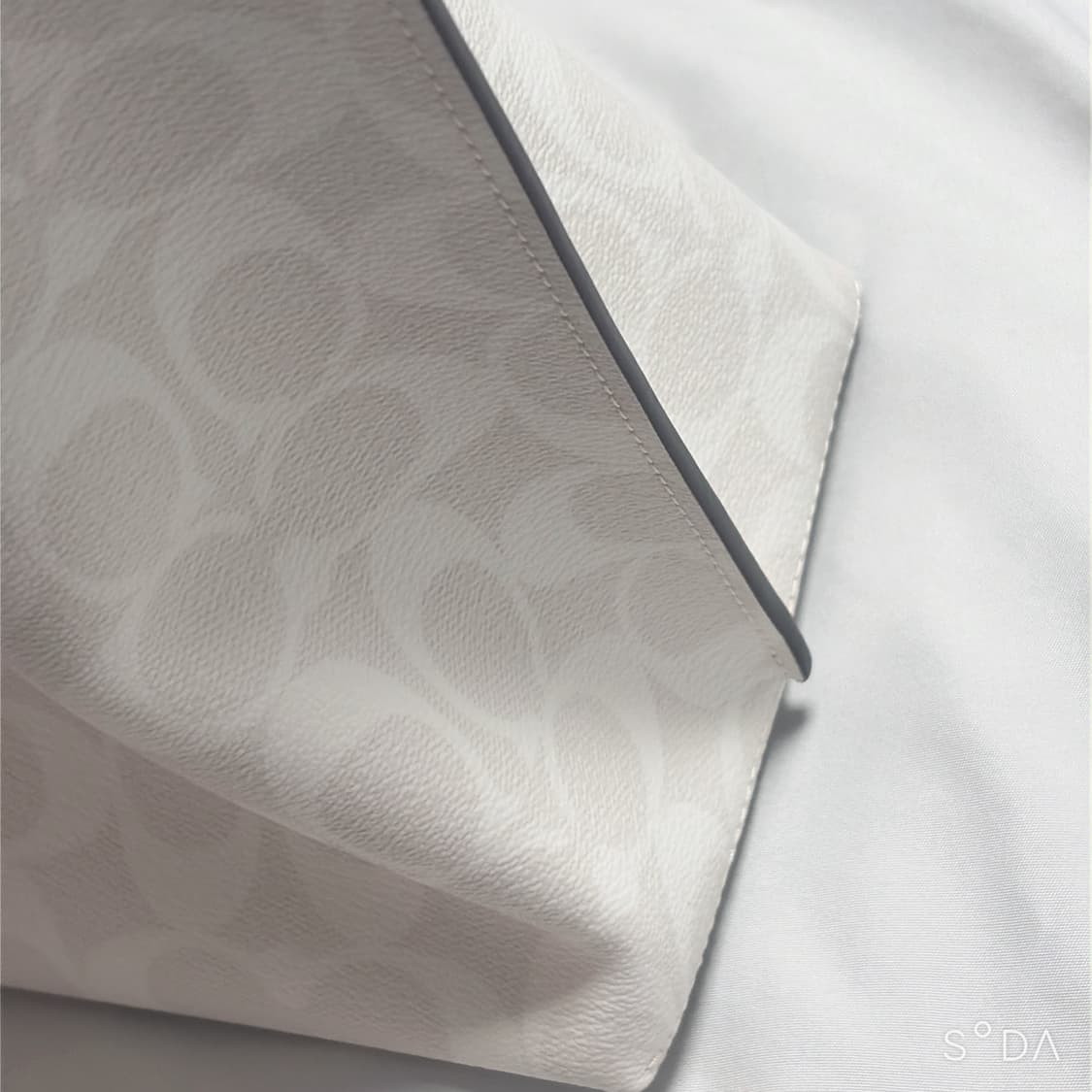 코치 화이트 시그니처 숄더백 상품이미지6