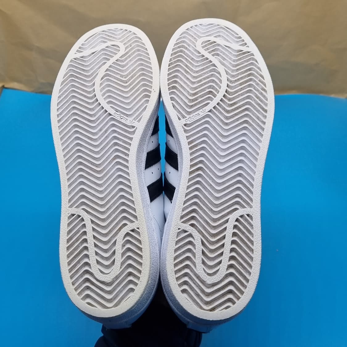 아디다스 슈퍼스타 흰검 스니커즈 230. 상품이미지3