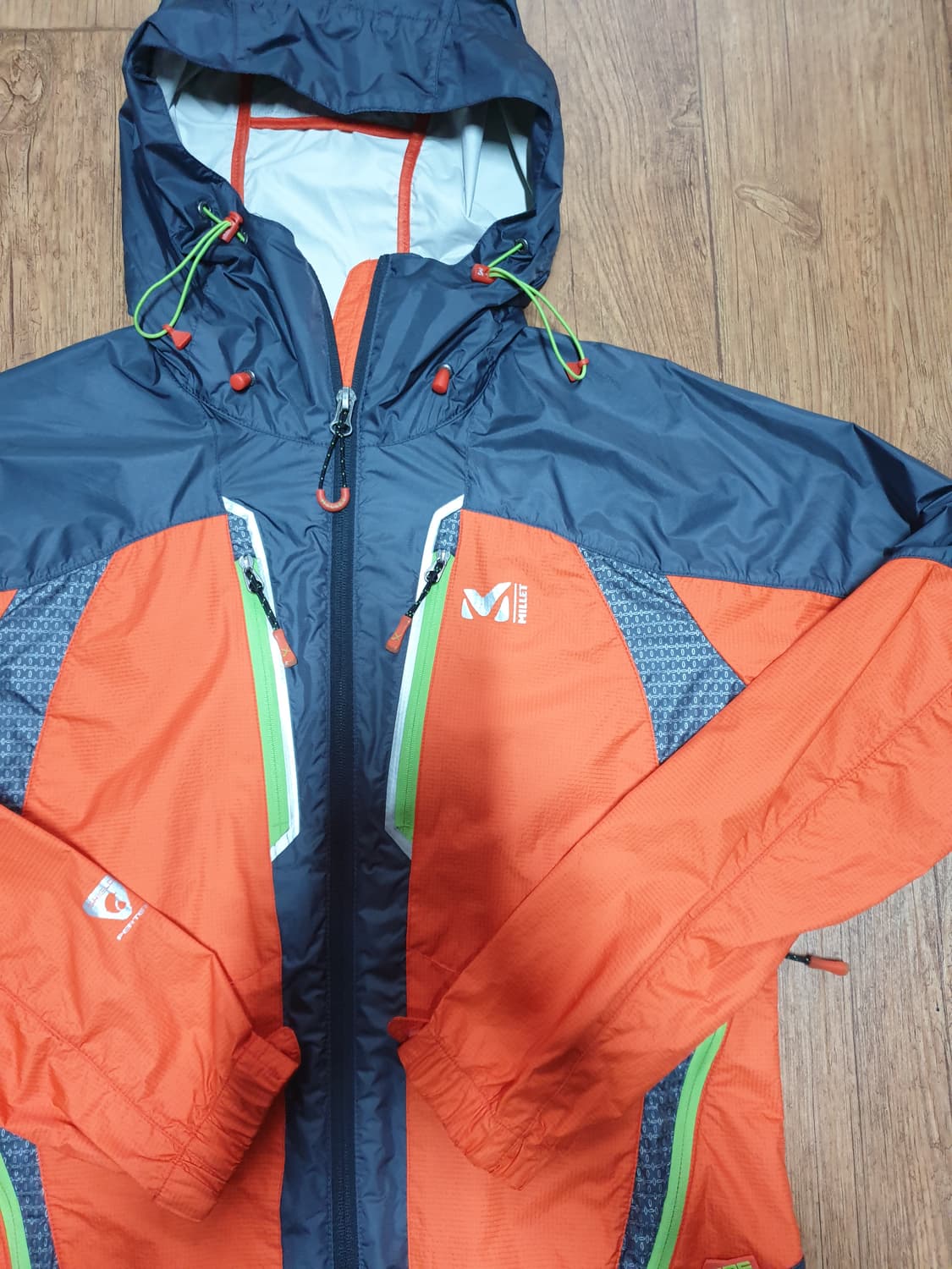 1051 밀레 아웃도어 바람막이 90 사이즈입니다 상품이미지3