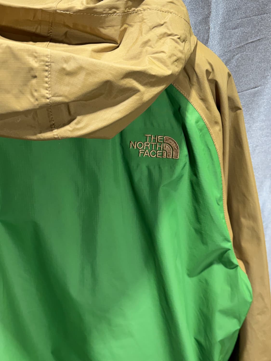 M 노스페이스 하이벤트 골드/그린 배색 나일론 후드집업 상품이미지4