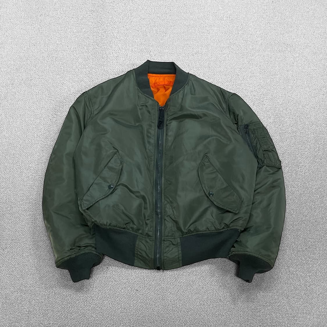 알파인더스트리 ma-1 플라이트 봄버 자켓 카키 상품이미지1