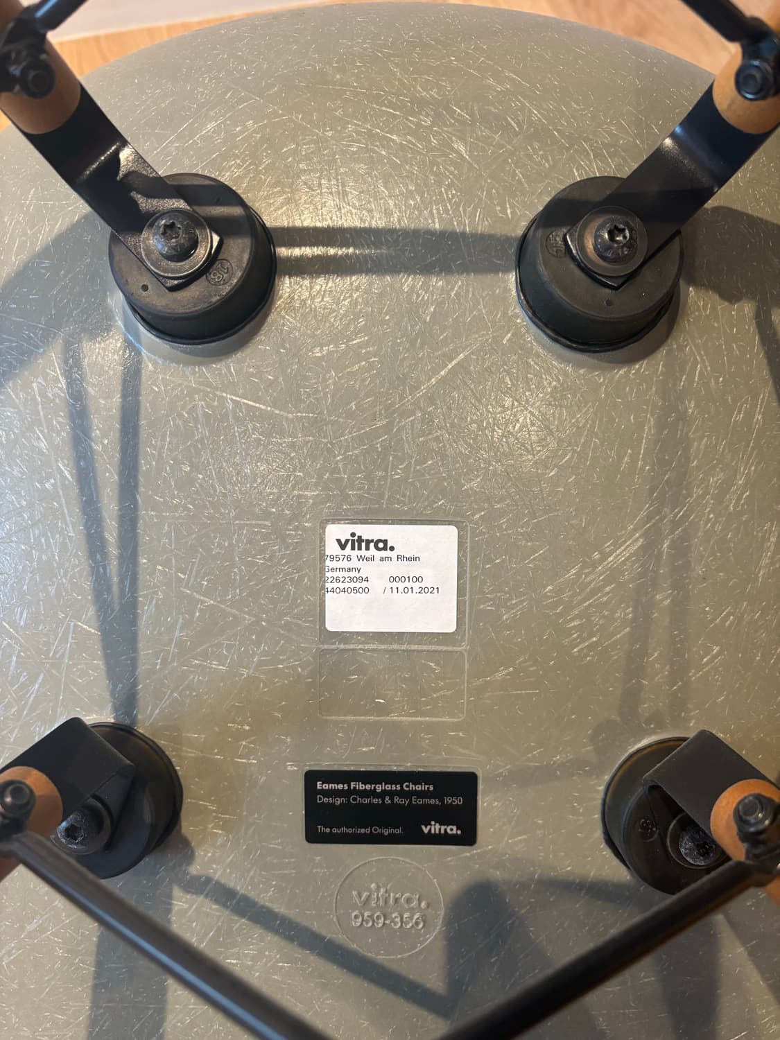 비트라 임스 파이버글라스 사이드체어 DSW Raw Umber 상품이미지5