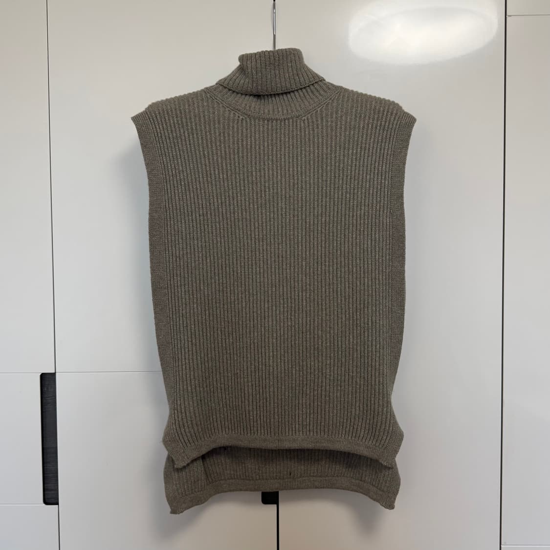 쿠어 터틀넥 니트 베스트 카키브라운 상품이미지1