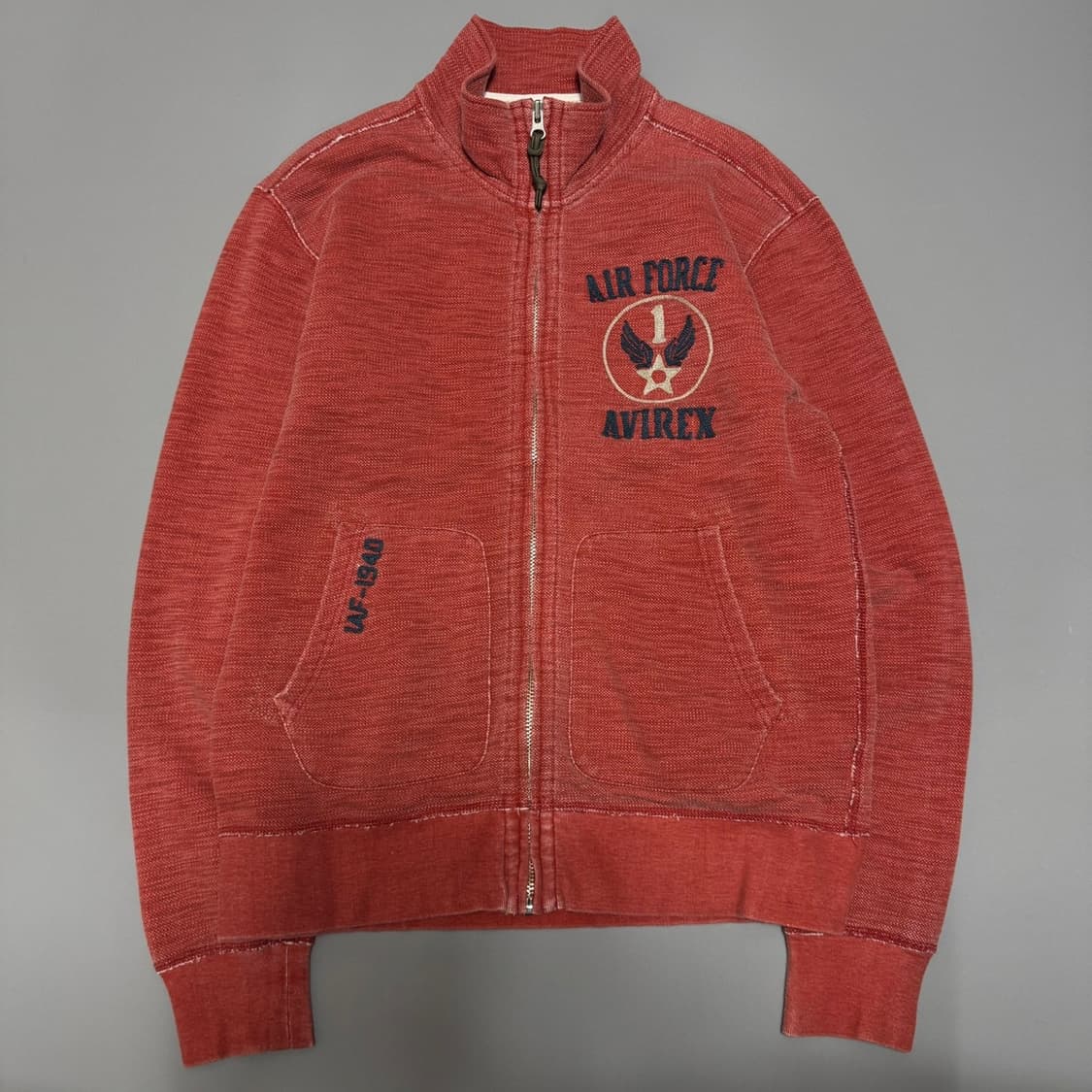 아비렉스(AVIREX) 브릭레드 워시드 코튼 자수로고 하이넥 집업 자켓 상품이미지9