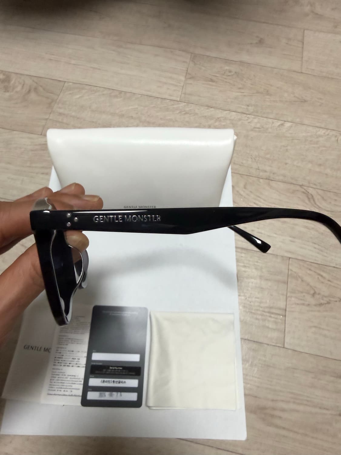 젠틀몬스터 뉴본(01)팝니다. 상품이미지2