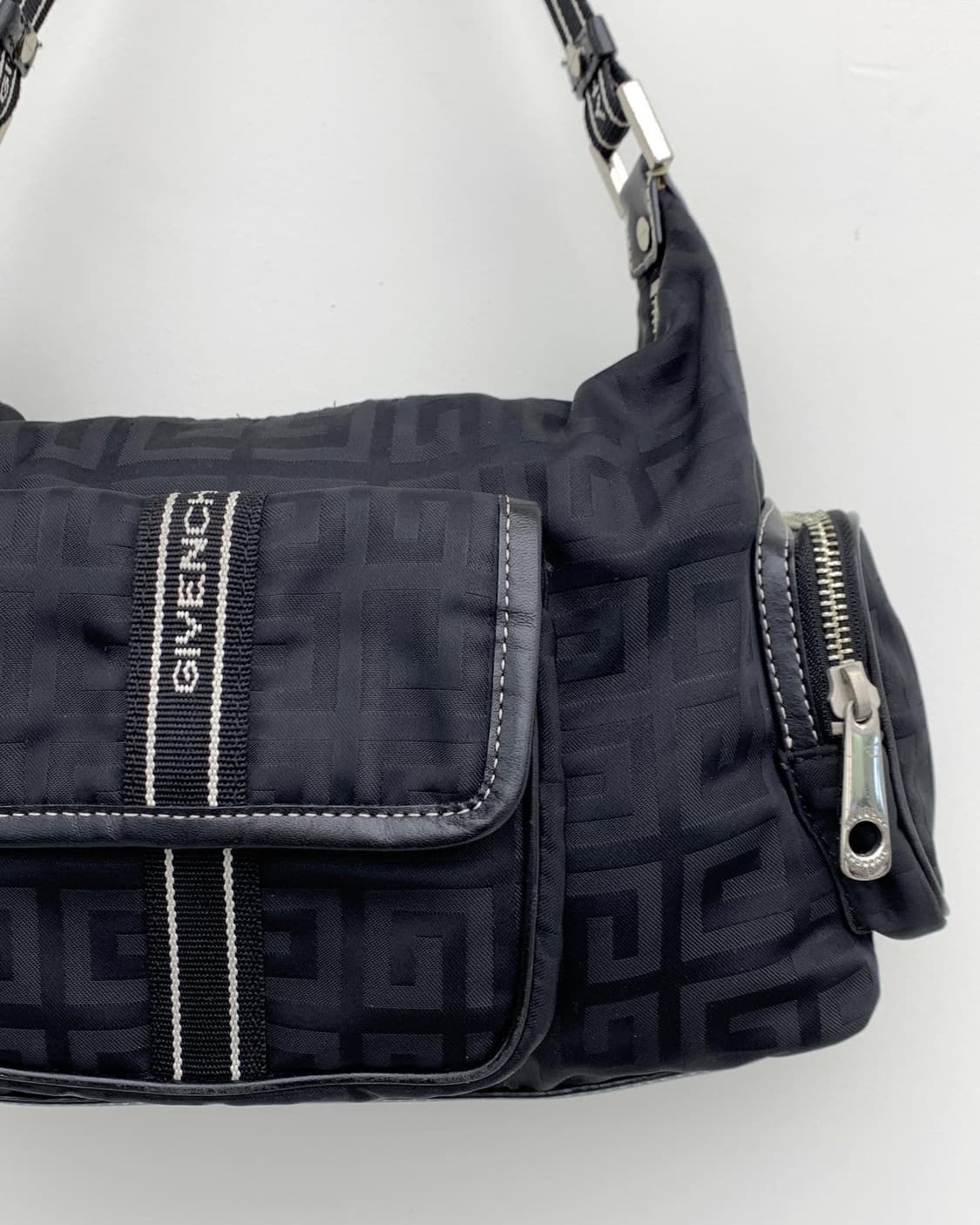 지방시 블랙 모노그램 레더 트리밍 숄더백 상품이미지6