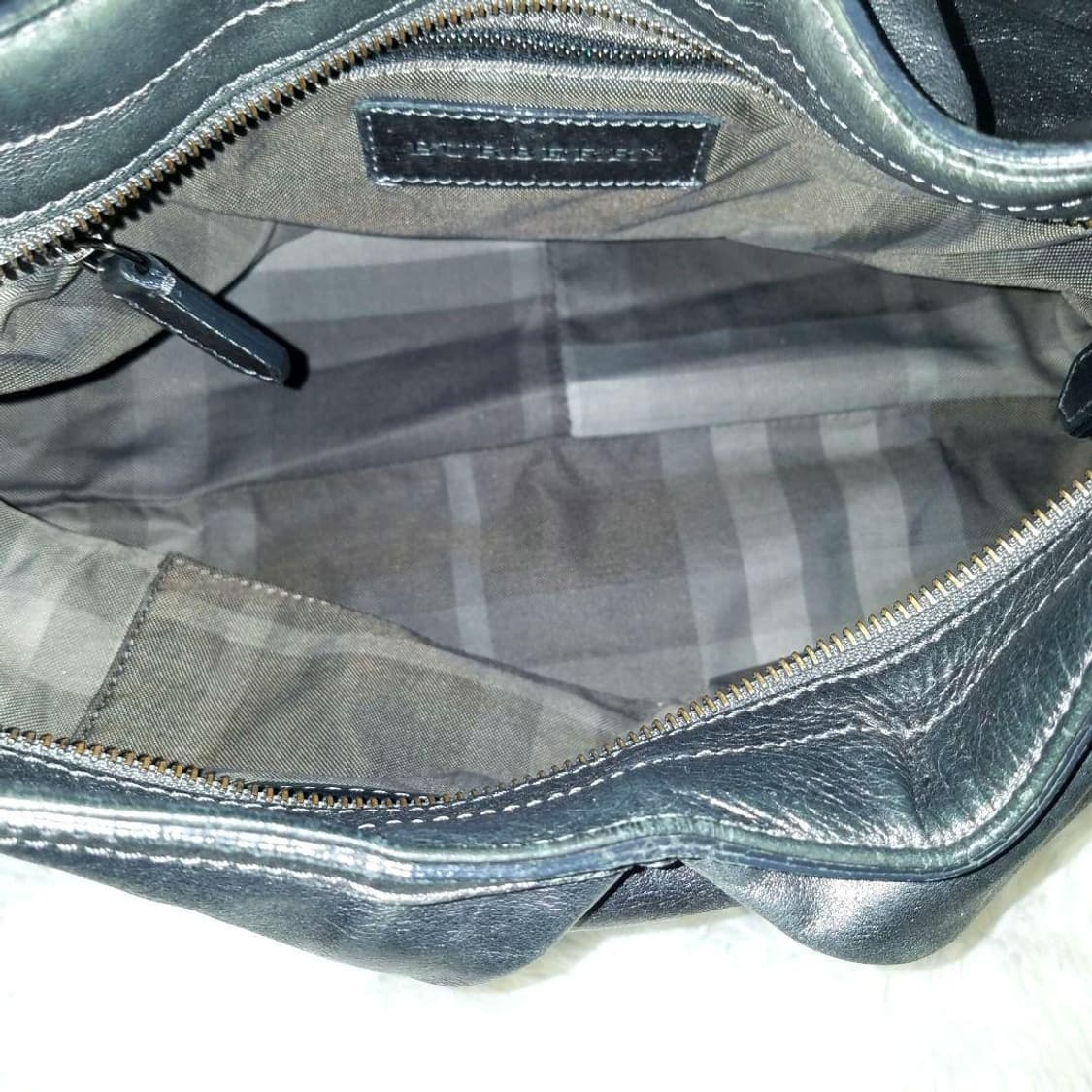 버버리 레더 메탈릭 호보백 숄더백 상품이미지6