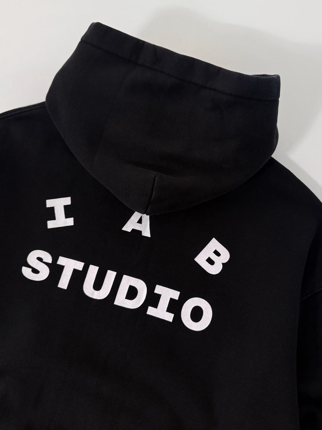 아이앱스튜디오 루즈핏 빅로고 블랙 스웻 후드 상품이미지4