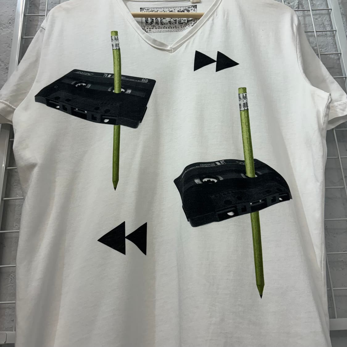 디젤 레트로 카세트 테이프 프린팅 브이넥 반팔 티셔츠 XL 상품이미지5
