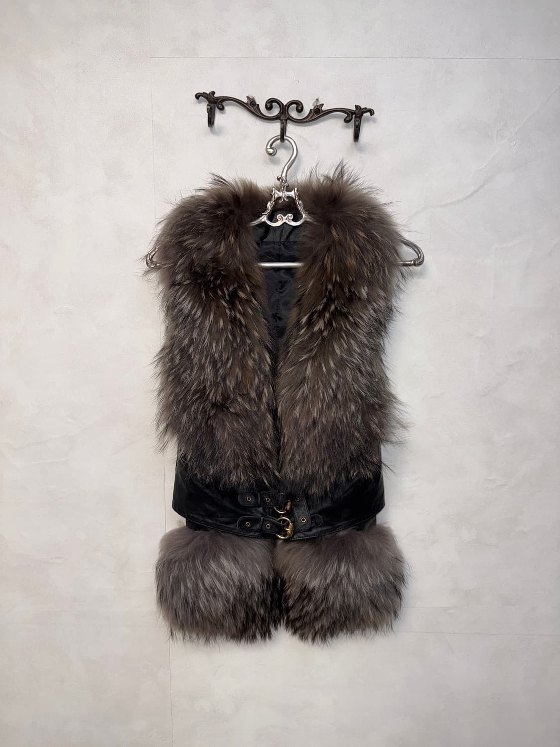 Mixed brown belted buckle fur vest 상품이미지1