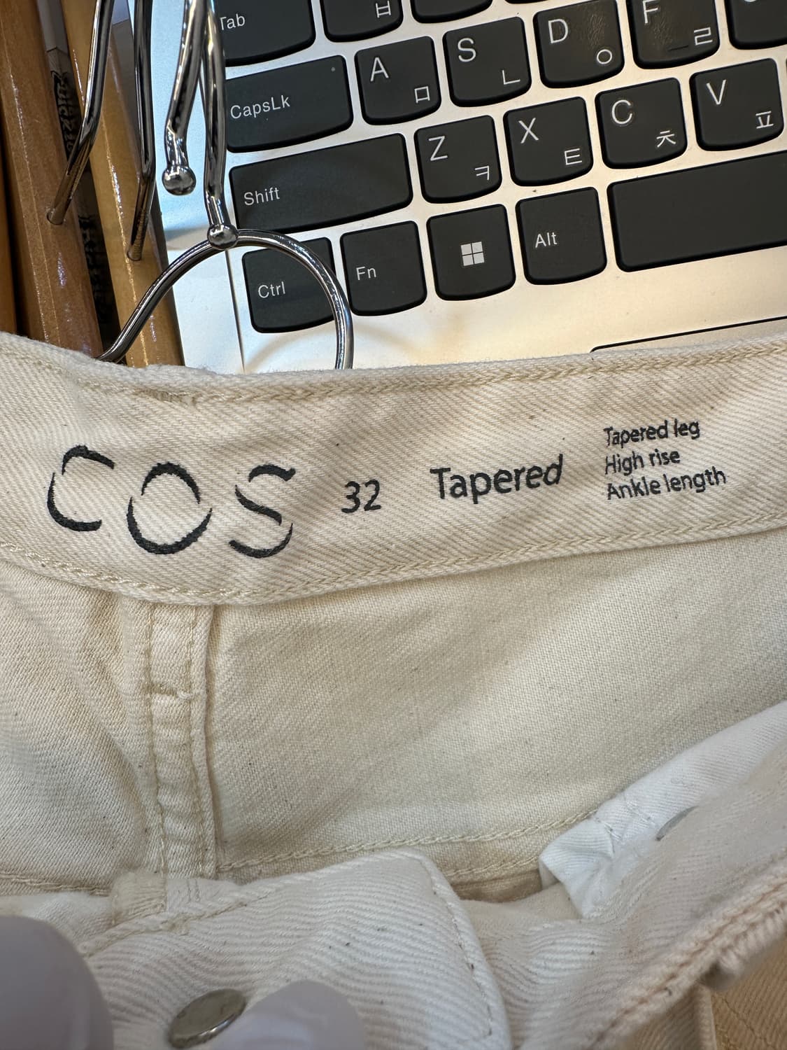 32) 코스 테이퍼드 핏 하이 라이즈 오트밀 코튼 팬츠 상품이미지3