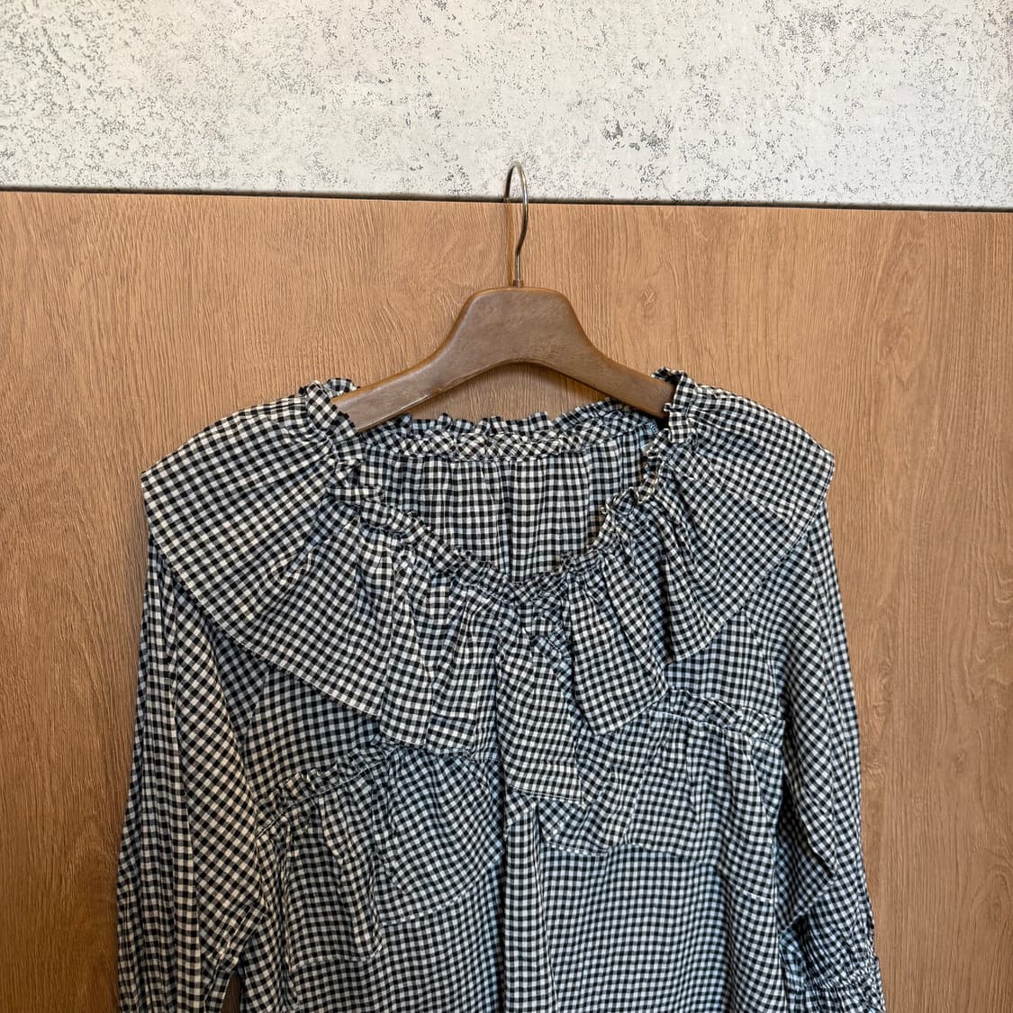 빈티지 브이넥 깅엄 체크 블라우스 세일러 프릴 카라 디테일 루즈핏 화이트 상품이미지3