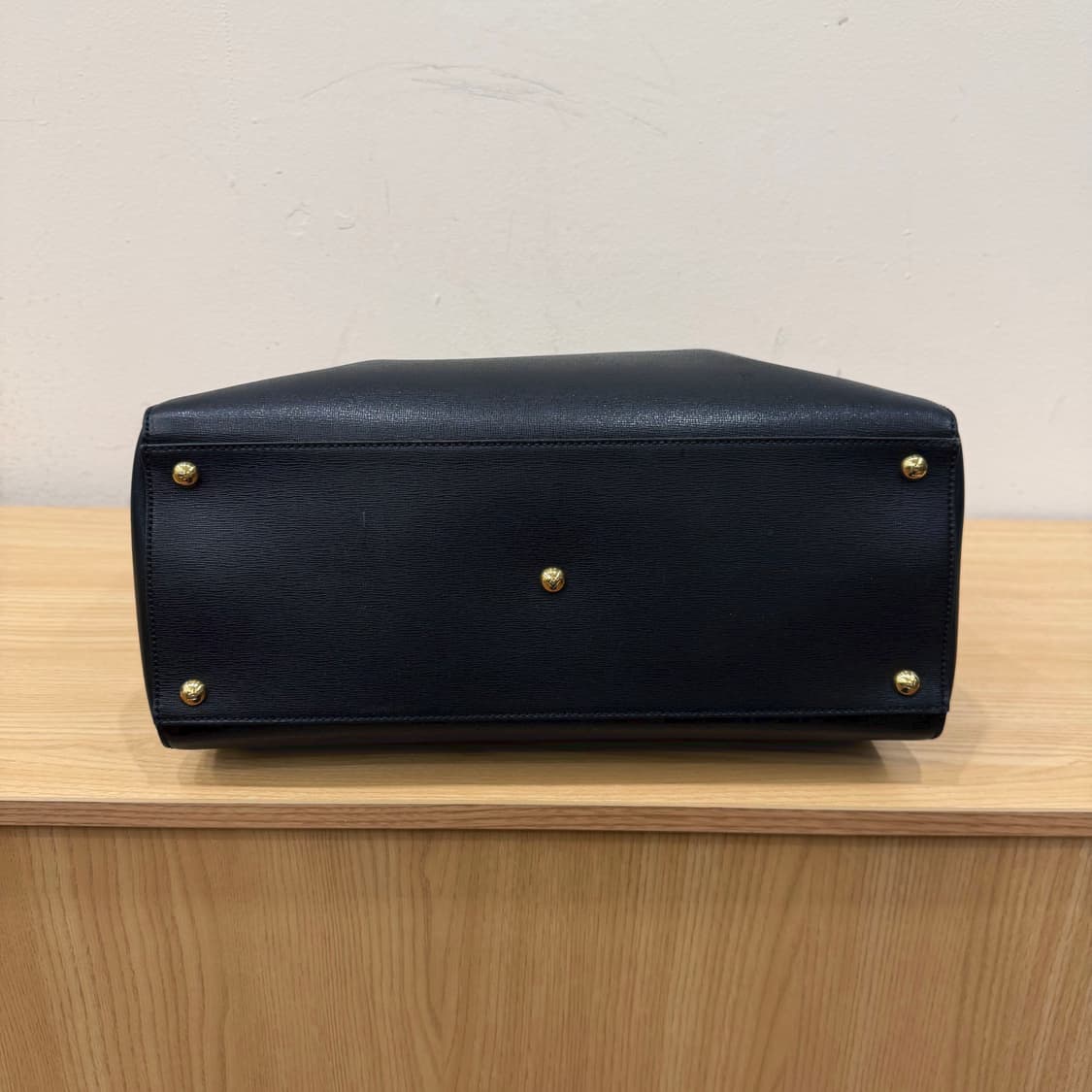 펜디 토트백 사피아노 레더 골드 메탈 바 프레임 디테일 블랙 상품이미지4