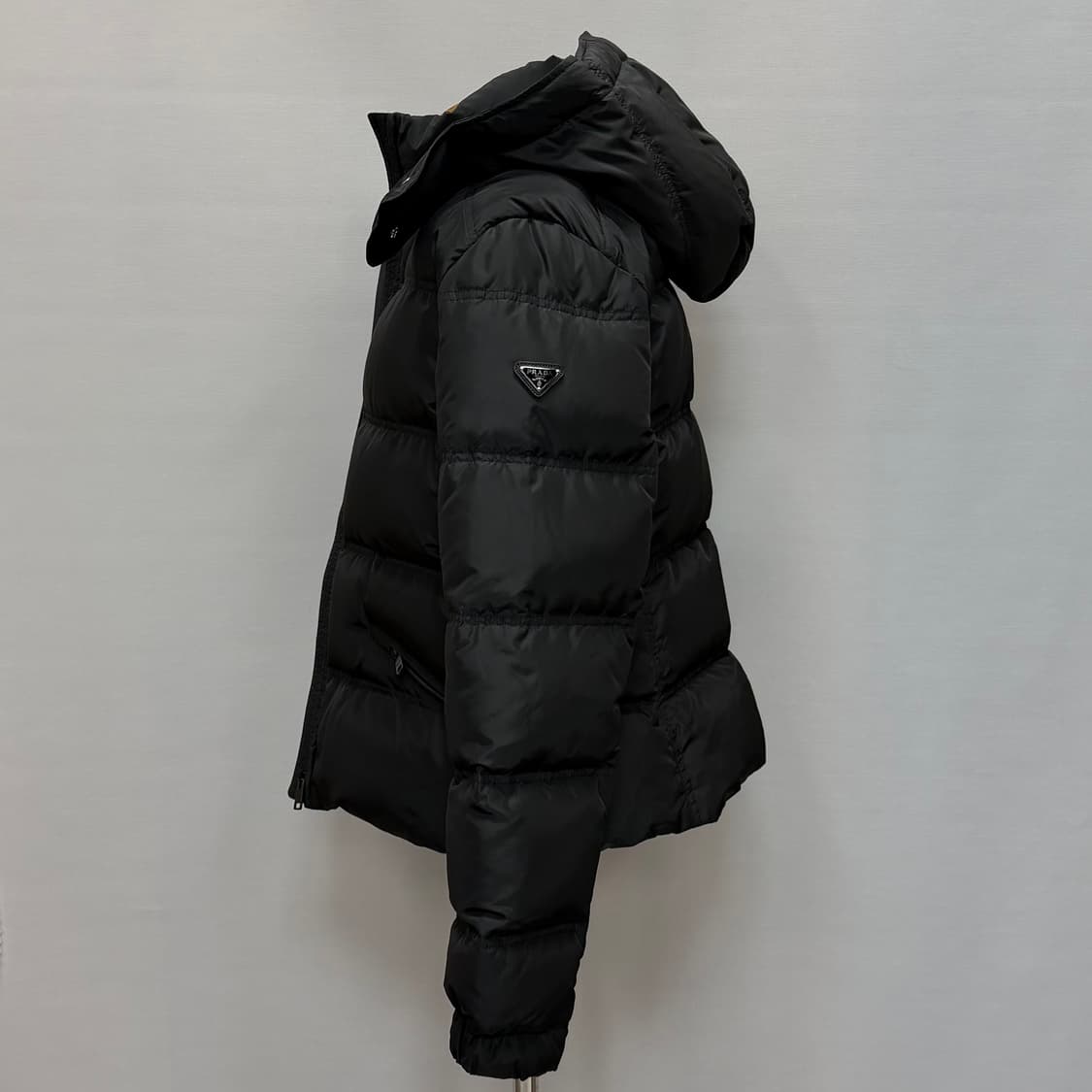 프라다 삼각로고 여성 구스다운 후드 패딩 (77)  상품이미지2