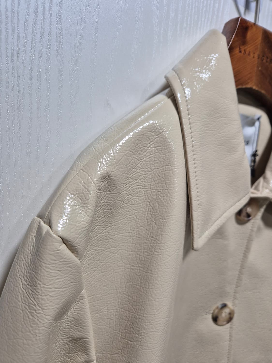 (새상품)아이보리 크롭 광택 레더자켓 상품이미지3