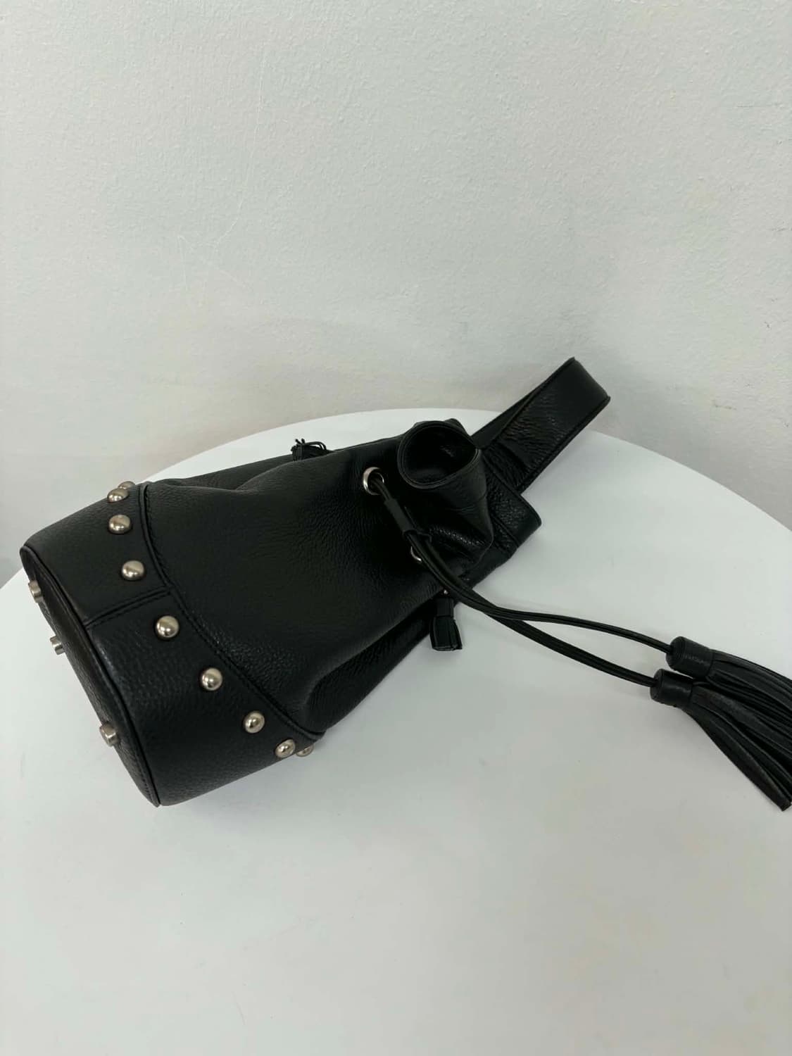 Mine 한섬 마인 소가죽 스터드 버킷 슬링백 숄더백 상품이미지3