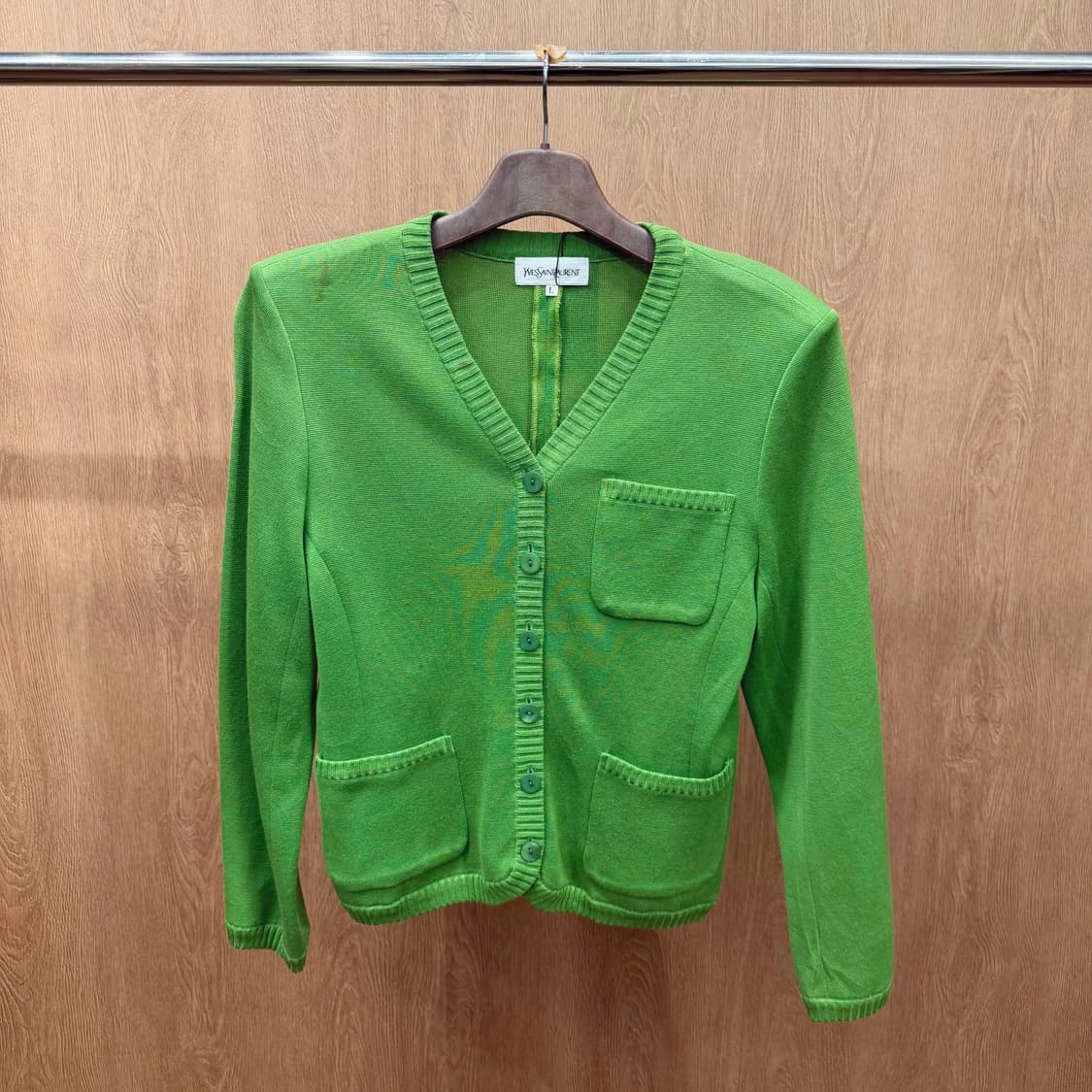 입생로랑 브이넥 니트 가디건 패치 포켓 디테일 레귤러핏 그린 상품이미지2
