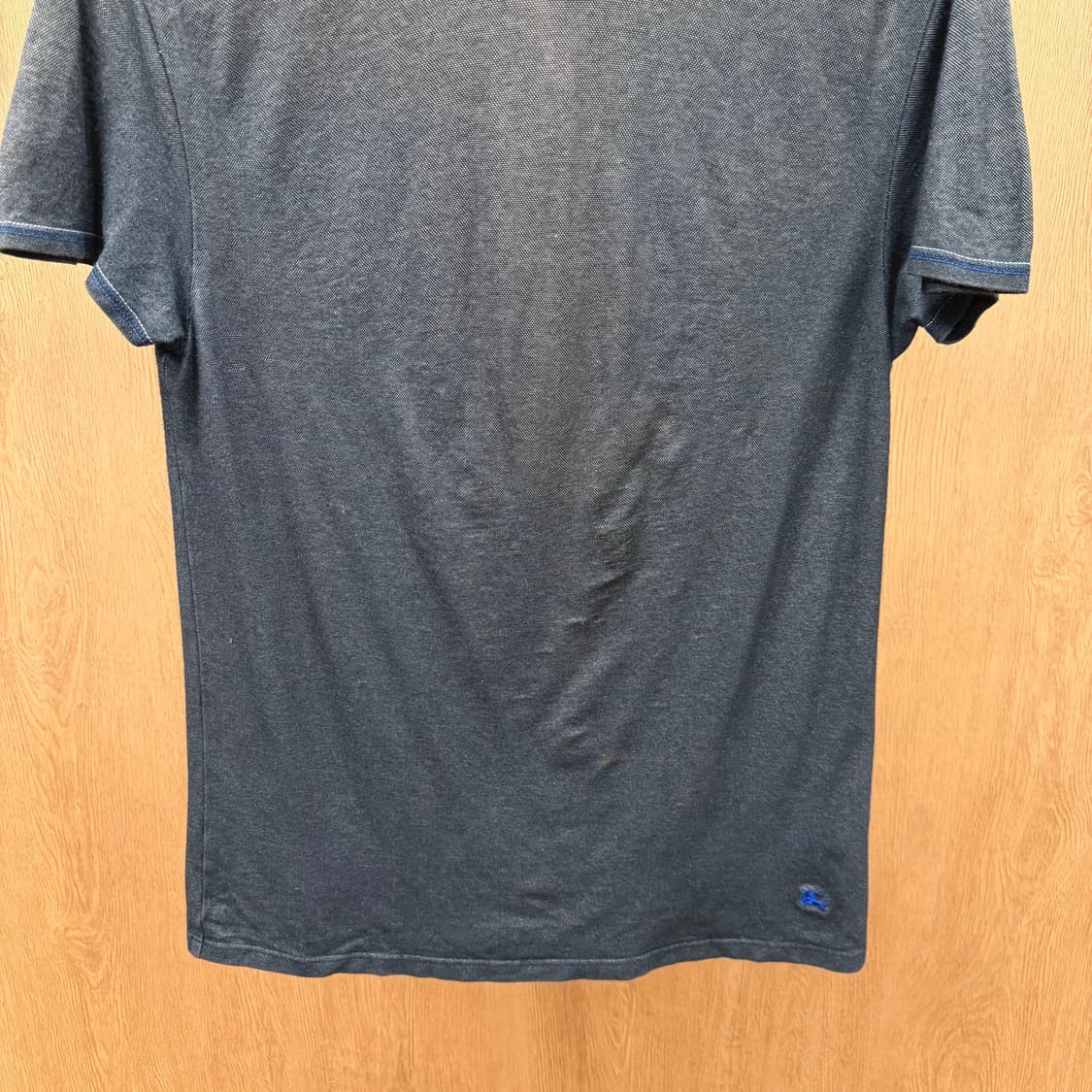 버버리 런던 라운드넥 반팔 티셔츠 블루 로고 자수 디테일 차콜 상품이미지5