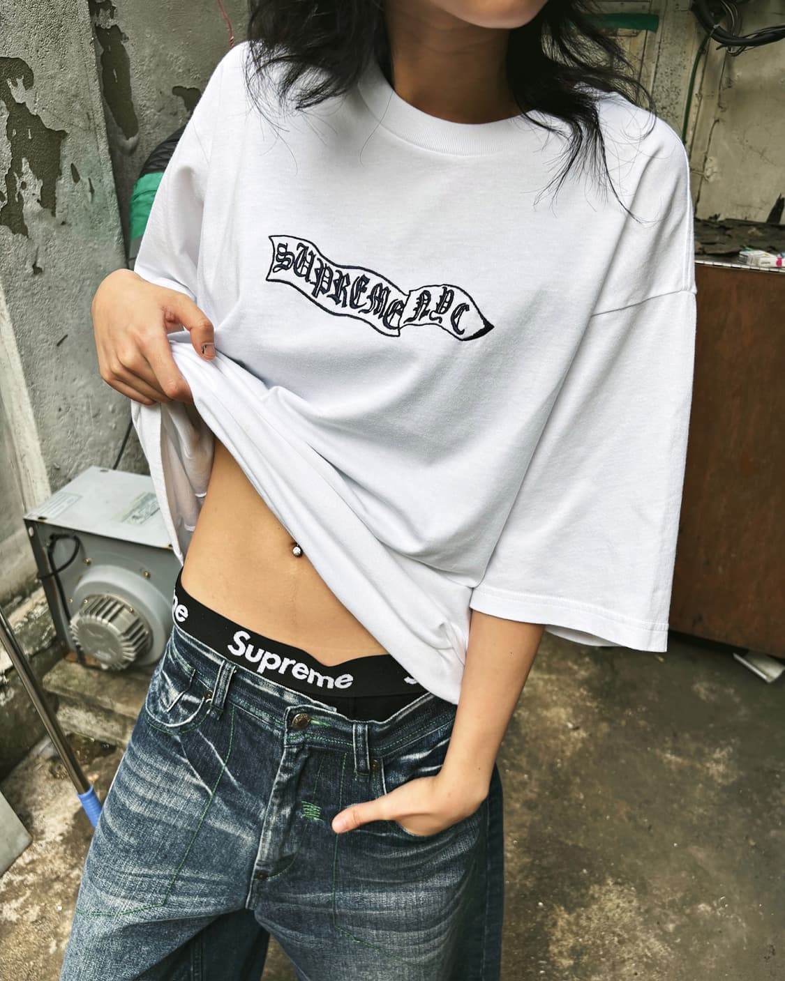 슈프림 23F/W 배너 자수 티셔츠 상품이미지2