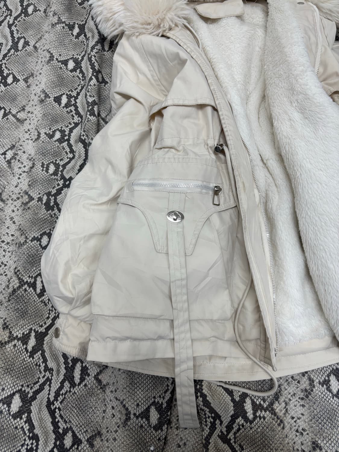 Big Hoodie Whiter Fur Jacket 상품이미지4