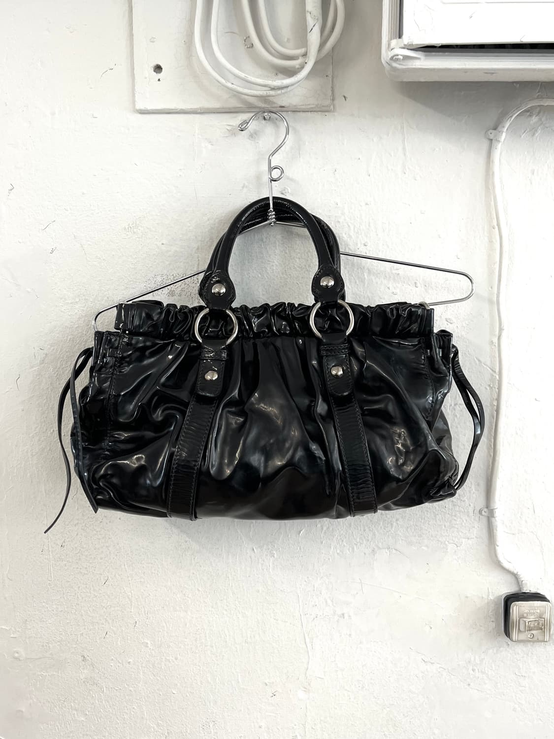 미우미우 페이던트 레더 토트백 상품이미지9