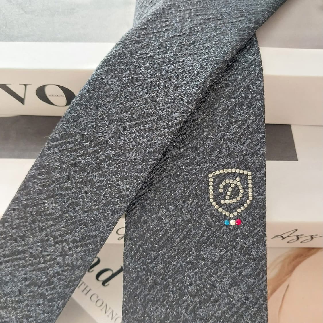 듀퐁 실크 진그레이 로고 포인트 넥타이 7.7cm A+등급 K1638
 상품이미지4