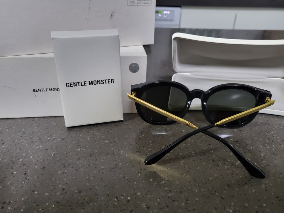 (무료배송)젠틀몬스터 블랙&골드 선글라스 풀세트 구성 상품이미지4
