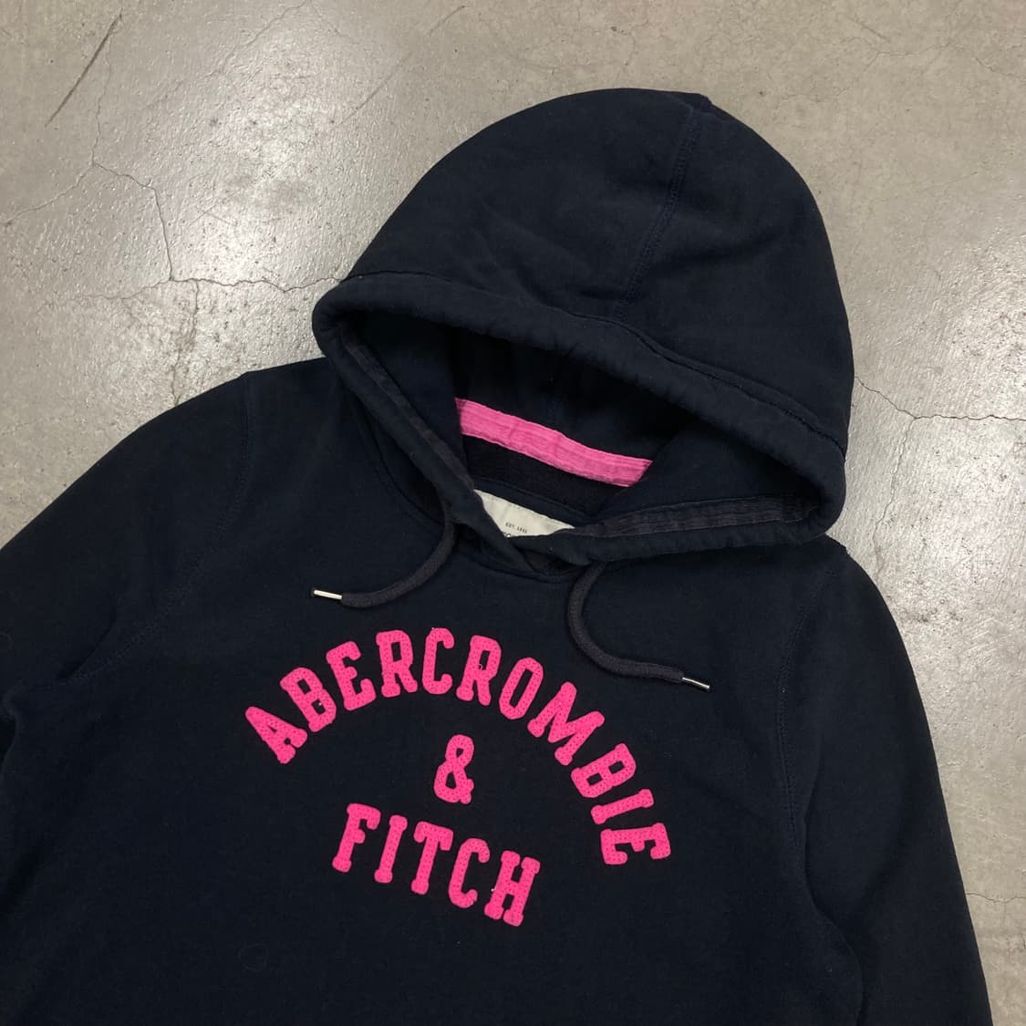 아베크롬비 네이비 컬러 스펠아웃 빅로고 후드티 상품이미지2